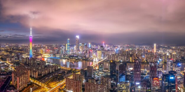 Photographie aérienne de paysages architecturaux modernes la nuit à Guangzhou, en Chine