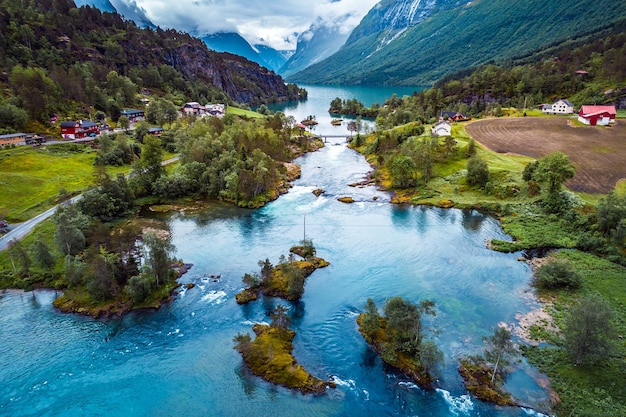 Photographie aérienne de paysages naturels de la belle nature norvégienne. lac Lovatnet.