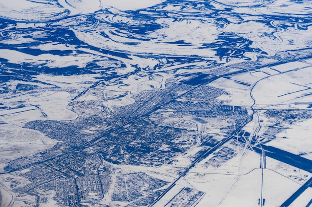 Photographie aérienne d'un plan de lacs et de rivières en Russie en Sibérie dans la neige
