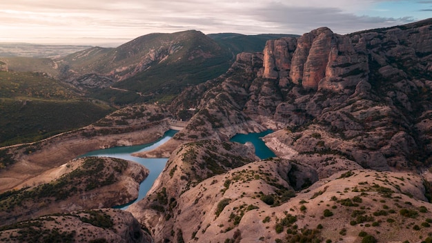 Photo photographie aérienne prise depuis un drone dans le réservoir de vadiello dans la province de huesca, aragon,