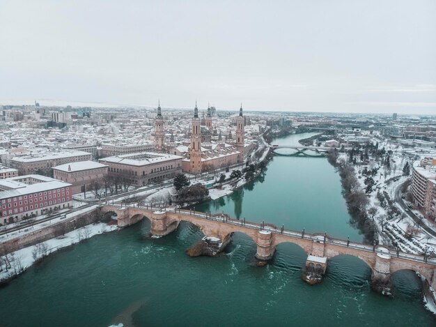 Photographie aérienne prise depuis un drone de la ville enneigée de Saragosse, avec la Basilique du Pilar,.