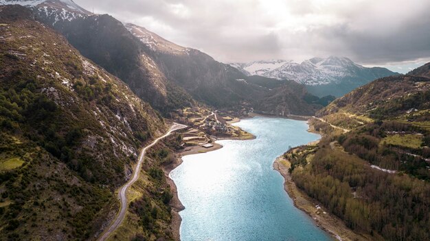 Photographie aérienne prise par un drone par un jour de tempête grise au-dessus du réservoir de Lanuza à Huesca Lanuza