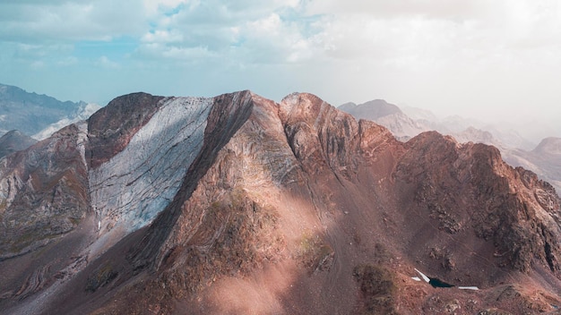 Photographie aérienne réalisée avec un drone au-dessus du pic de l'Enfer dans les Pyrénées en Aragon, Espagne.