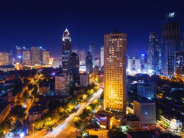 Photographie aérienne de la scène nocturne de l'horizon du paysage architectural urbain de Tianjin