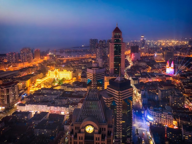 Photographie aérienne de la scène nocturne de la région de la baie côtière de Qingdao grand format