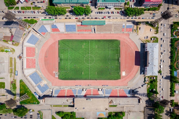 Photographie aérienne d'un stade moderne avec un champ vert pour le football