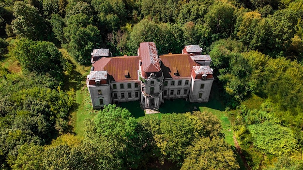 Photographie aérienne vue de dessus du vieux château avec drone