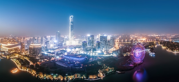 Photographie aérienne de la vue nocturne de l'architecture urbaine du CBD de Suzhou Jinji Lake