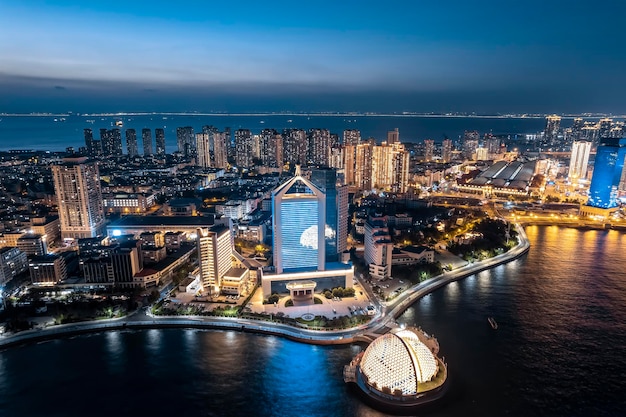 Photographie aérienne vue nocturne des bâtiments de la ville moderne de Qingdao en Chine