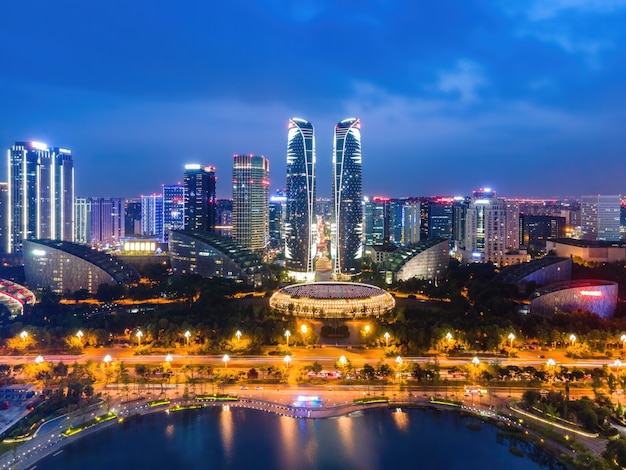 Photographie aérienne de la vue de nuit d'horizon de bâtiment moderne du centre financier de Chengdu