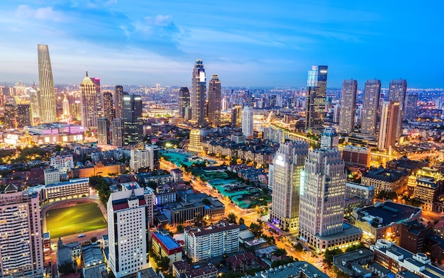 Photographie aérienne de la vue de nuit d'horizon de bâtiment de ville de Tianjin