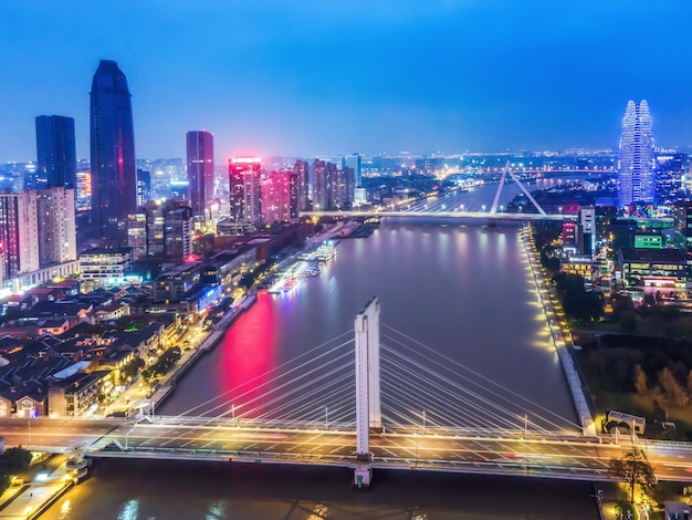 Photographie aérienne de la vue de nuit de paysage d'architecture de ville de Ningbo