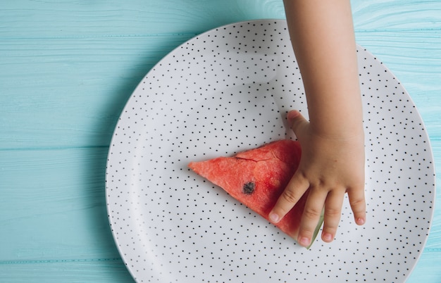 Photographie alimentaire. Ambiance d'été. Un morceau de melon d'eau