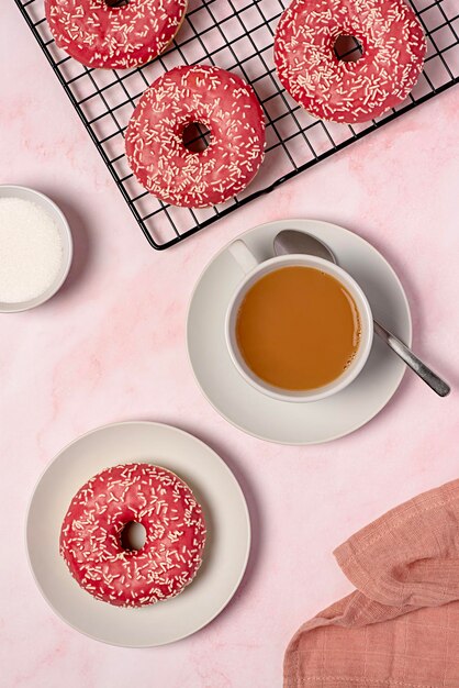 Photographie alimentaire de beignets glacés avec du thé