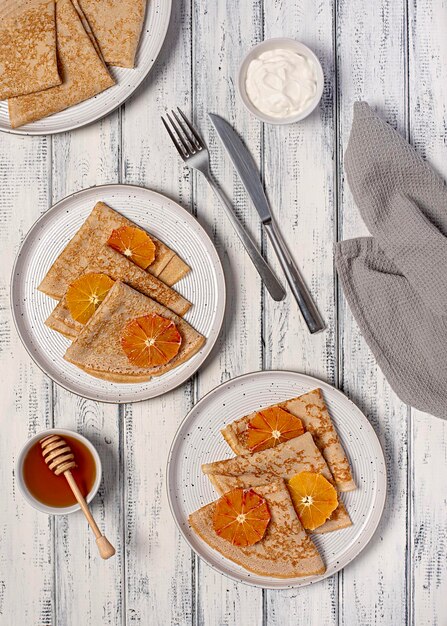 Photographie alimentaire de crêpes avec de l'orange sanglante