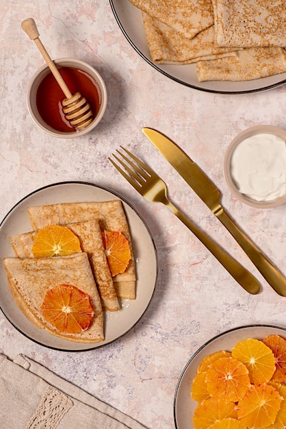 Photographie alimentaire de crêpes avec des oranges sanglantes