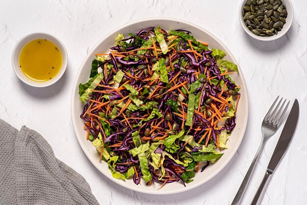 Photographie alimentaire d'une salade de légumes avec du chou rouge