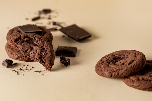 La photographie alimentaire de Sweet Double Cookies aux pépites de chocolat sur fond jaune cadre horizontal