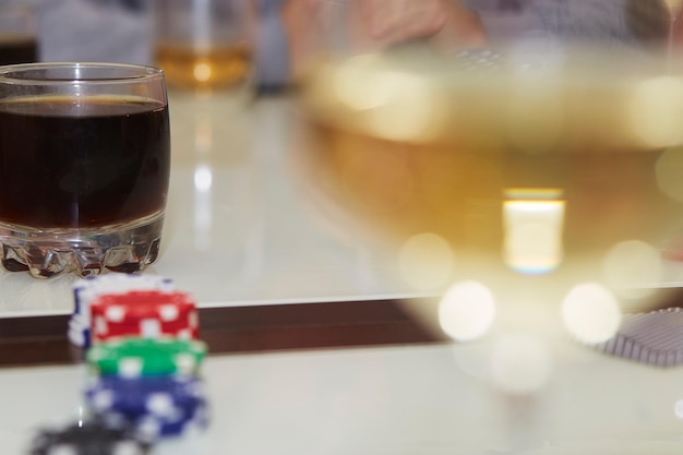 Photo photographie d'arrière-plan de poker dés de poker et cartes sur table blanche dans un jeu de hasard verres de whisky et de champagne moment franc espace de copie mise au point sélective