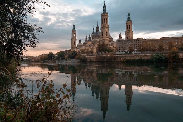 Photographie d'automne au coucher du soleil depuis la Basilique Notre-Dame du Pilar à Saragosse, en Aragon.