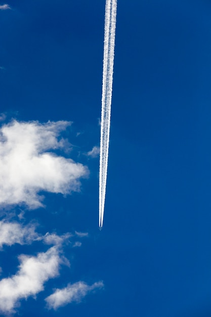 Photographié l'avion pendant le vol dans le ciel bleu, nuage