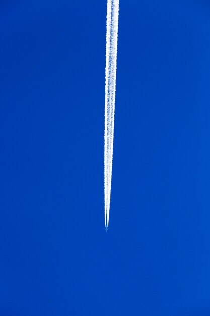 Photographié L'avion Pendant Le Vol Dans Le Ciel Bleu