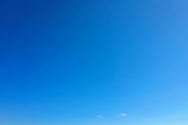 une photographie d'un ciel bleu clair sur une capture d'une journée ensoleillée