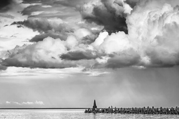 Photographie de contraste avec de beaux brise-lames et avec des couleurs incroyablement belles et expressivesC