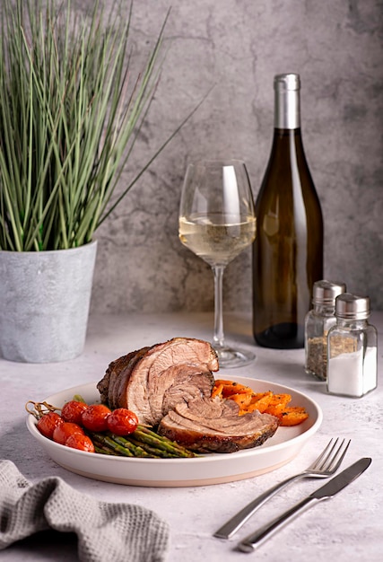 Photographie culinaire d'agneau rôti et de vin blanc