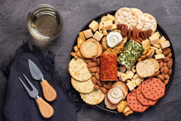 Photographie culinaire d'antipasti au fromage et au vin