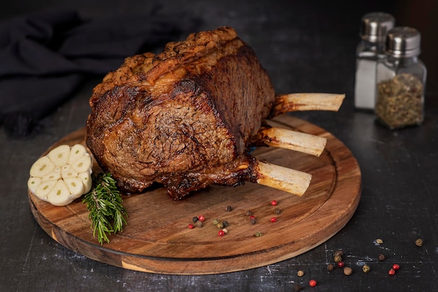 Photographie culinaire de boeuf rôti et ail