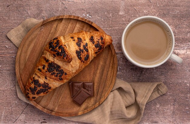 Photographie culinaire de croissant et cappuccino