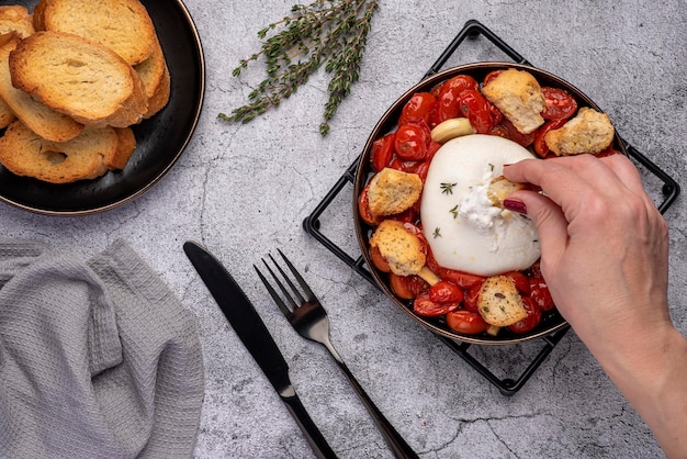 Photographie culinaire de fromage à la tomate cuit au four et de pain grillé