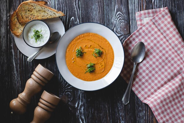 Photographie culinaire Gaspacho sur fond de bois foncé