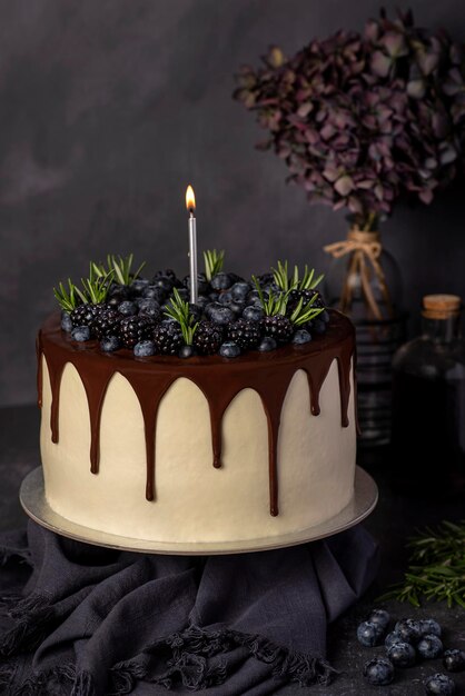 Photographie culinaire d'un gâteau d'anniversaire aux myrtilles