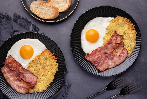 Photographie culinaire d'œufs au plat et de bacon