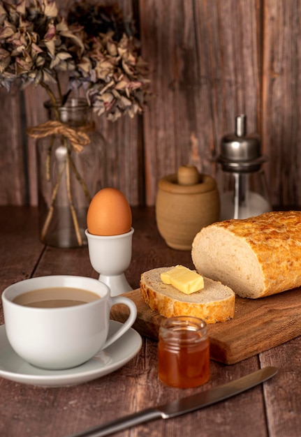 Photographie culinaire d'œufs et de pain pour le petit-déjeuner