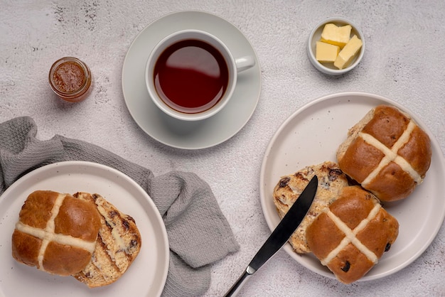 Photographie culinaire de petits pains chauds et de thé