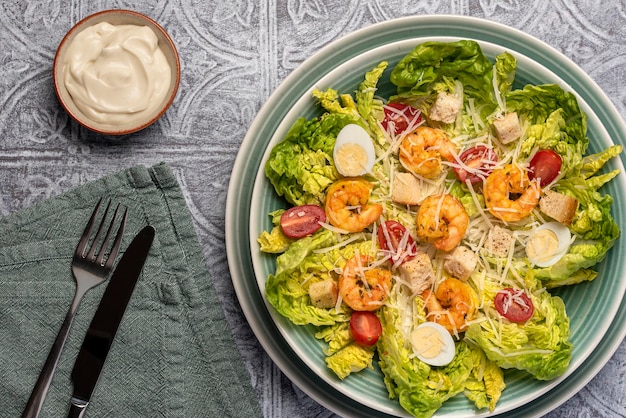 Photographie culinaire de salade césar aux crevettes et sauce
