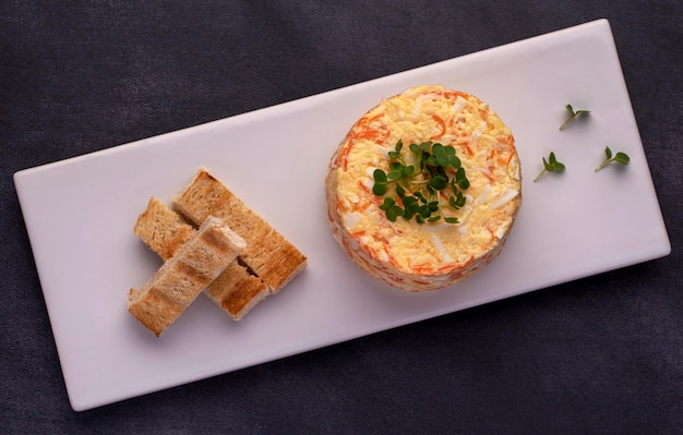 Photographie culinaire de salade de fromage à l'ail