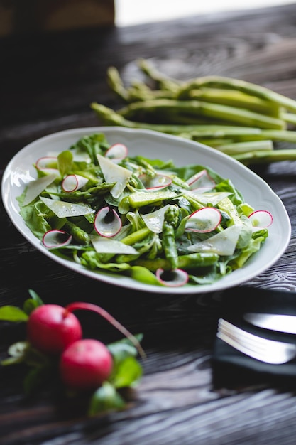 Photographie culinaire Salade verte aux légumes frais asperges et radis