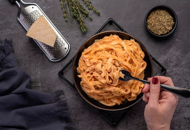 Photographie culinaire de tagliatelles et de parmesan