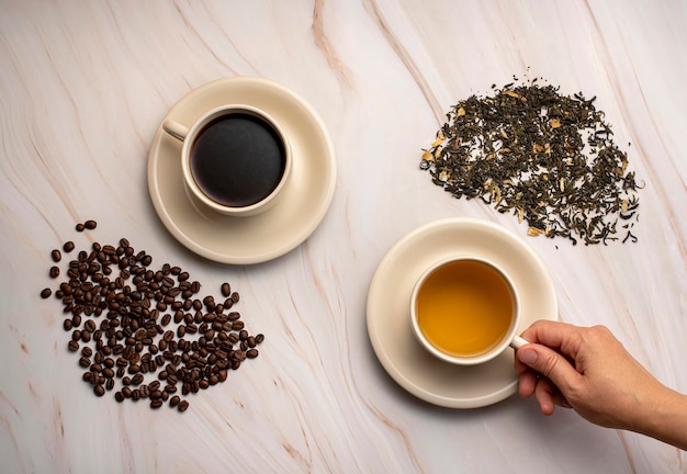 Photographie culinaire de thé vert et de grains de café