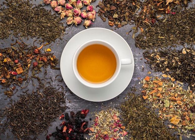 Photographie culinaire de thé vert et d'herbes