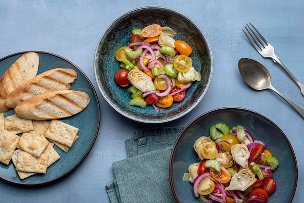 Photographie culinaire de toasts d'artichauts à l'oignon et à la salade