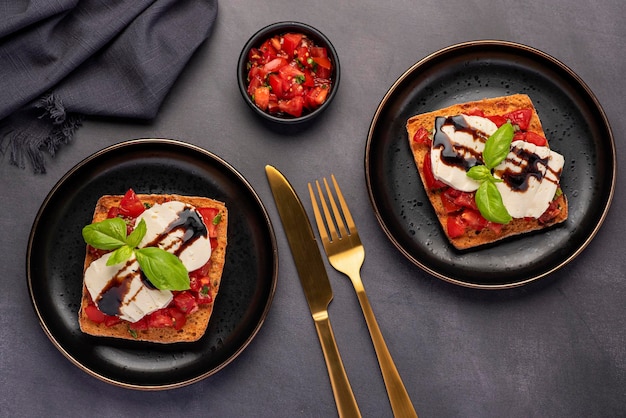 Photographie culinaire de toasts à la mozzarella et aux tomates