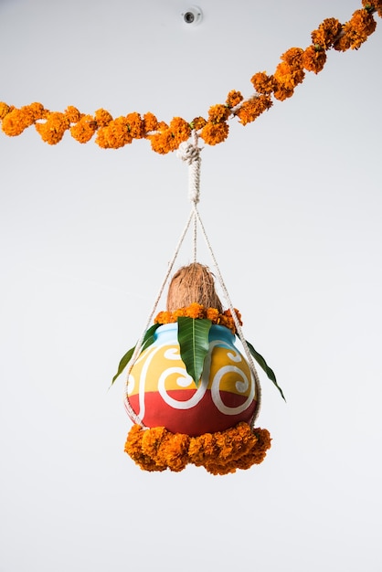 Photographie de dahi handi traditionnel ou Matka (pot en terre) attaché haut lors du festival de gokulashtami qui est le jour de la naissance du Seigneur Shri Krishna