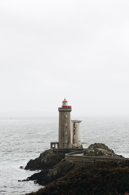 Photo photographie du phare dans l'océan