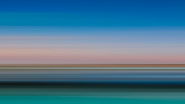 Photographie floue de mouvement d'une plage et de la mer sous un ciel bleu en été Photo Stock