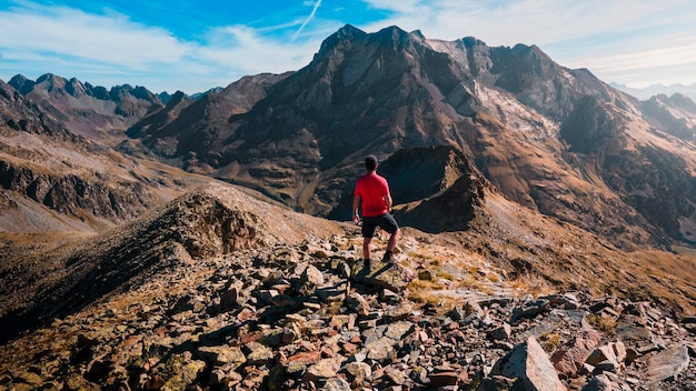 Photographie d'un garçon admirant l'immensité des montagnes de la vallée de Panticosa, une journée de trekk